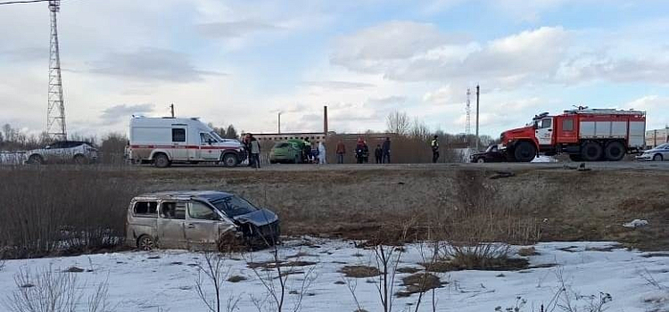 Двое пострадавших: в Ярославской области столкнулись легковушка и микроавтобус