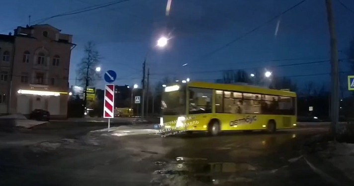 В Ярославле оштрафуют водителя автобуса, устроившего «лихой заезд» на спуске с путепровода