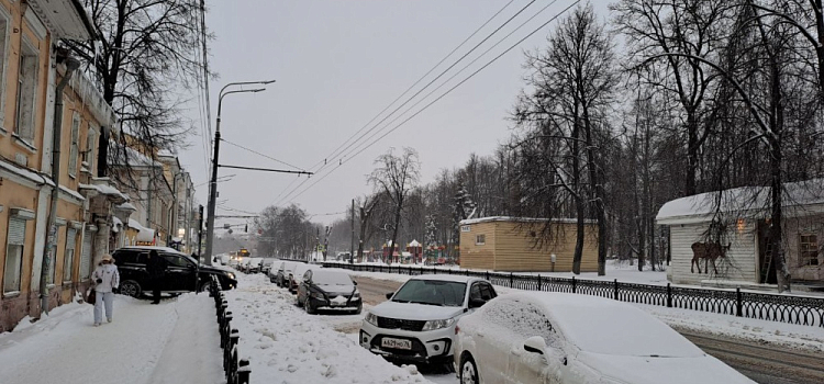Мэрия Ярославля попросила автомобилистов убрать машины с некоторых центральных улиц на время уборки снега