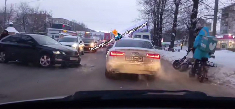 В Ярославле в ДТП пострадал 18-летний курьер