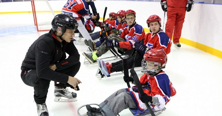 «Пусть ребята чувствуют, что нет никаких границ»: Дмитрий Миронов стал инициатором игры по следж-хоккею для детей с ограниченными возможностями