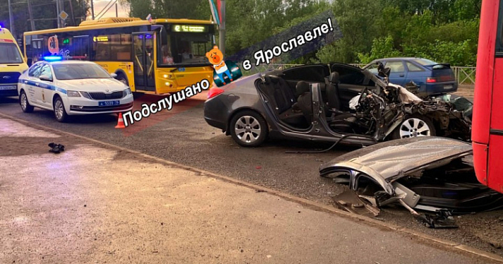 На Ленинградском проспекте в Ярославле легковушка врезалась в маршрутку