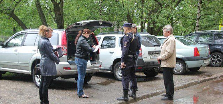 Во Фрунзенском районе Ярославля состоялся рейд по парковкам на газонах _71743