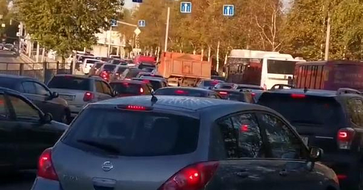 Ярославские водители встали в девятибалльную пробку на проспекте Фрунзе