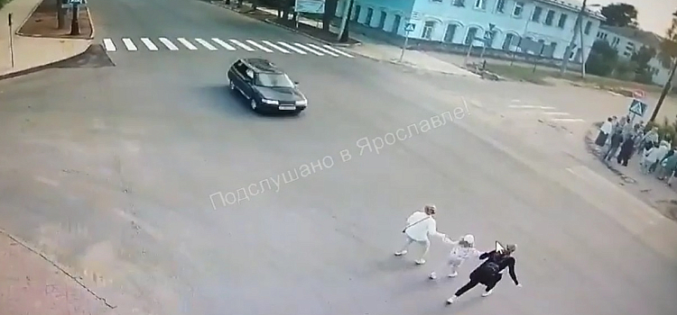 Ребёнок погиб на месте: в Ярославской области автомобиль сбил семью из столицы_274645