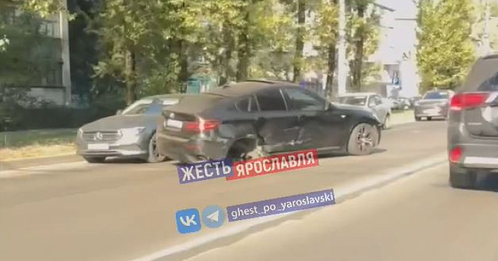 «Оторвало колесо»: на Тутаевском шоссе в Ярославле произошло ДТП