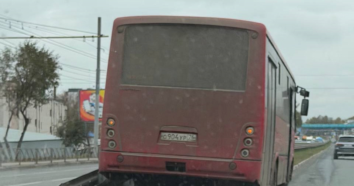 Могли отказать тормоза: в Ярославле автобус снёс светофор