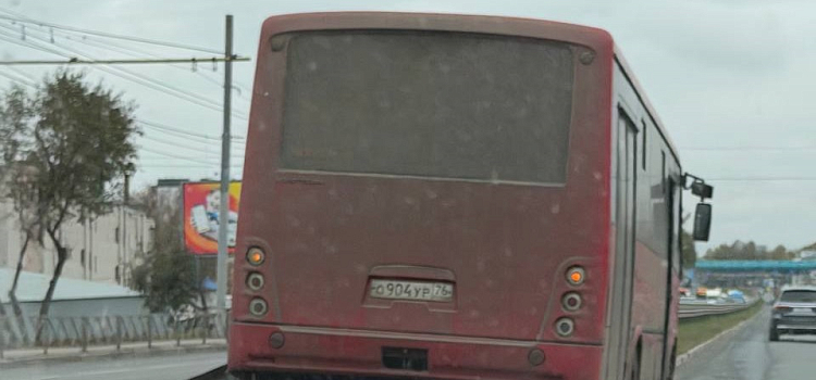 Могли отказать тормоза: в Ярославле автобус снёс светофор