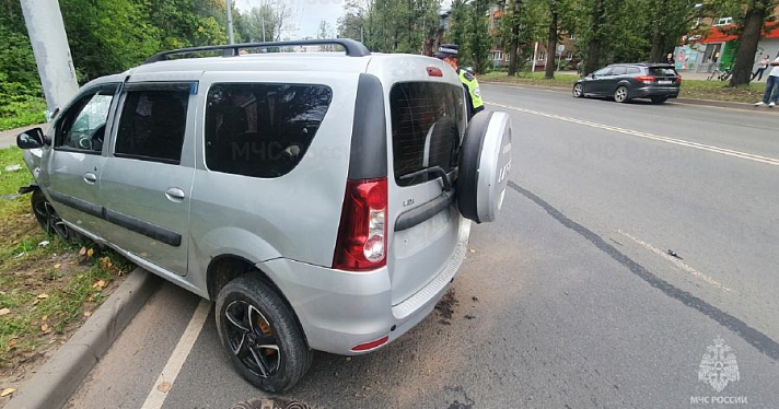 Лежал на обочине: на Тутаевском шоссе в Ярославле водитель легковушки врезался в столб