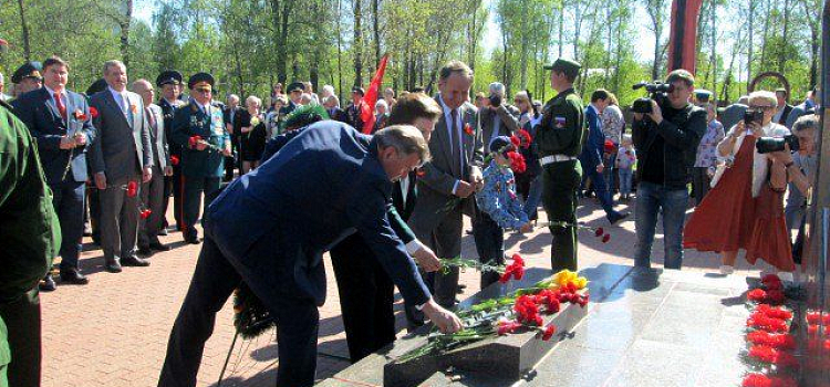9 мая на Воинском мемориальном кладбище Ярославля прошел митинг 