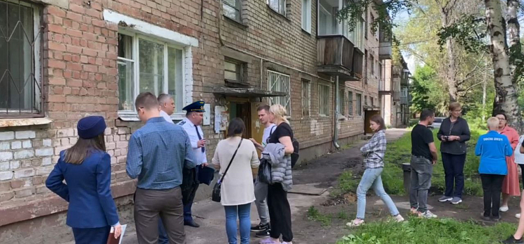 В Ярославле в коммуналке обрушился пол_275476