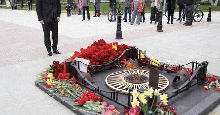 Губернатор Дмитрий Миронов поздравил ярославцев с Днем Победы и возложил цветы к Вечному огню_163747