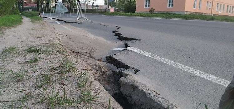 В Рыбинске из-за стометрового разрыва перекрыли полосу на улице Батова