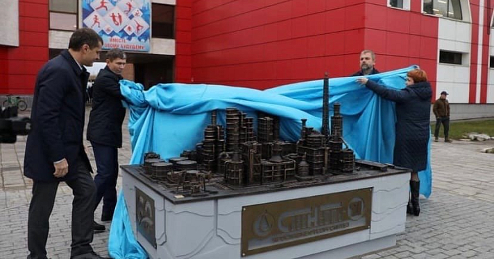 В Ярославле в честь 60-летия ПАО «Славнефть-ЯНОС» открыли памятную стелу