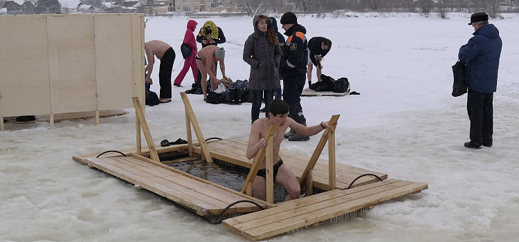 Ярославцы приняли участие в крещенских купаниях (видео)_49467