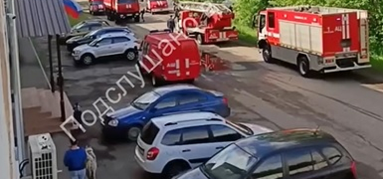 В Ярославле горел старый дом рядом с колледжем