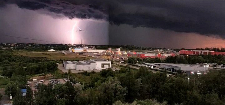 Страшно, но очень красиво: ТОП фотографий вечерней грозы над Ярославлем_299649