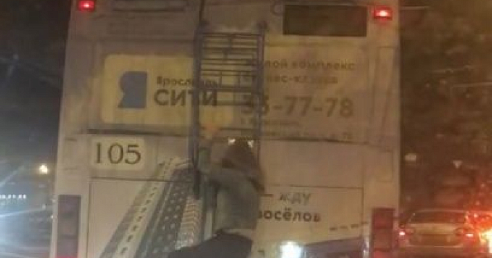Заместитель мэра Ярославля снял с троллейбуса «зацепершу»
