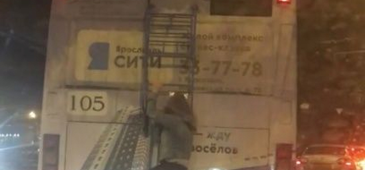 Заместитель мэра Ярославля снял с троллейбуса «зацепершу»
