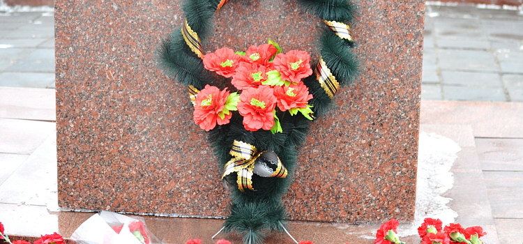 Ярославцы возложили цветы к памятнику Михаилу Фрунзе_23374