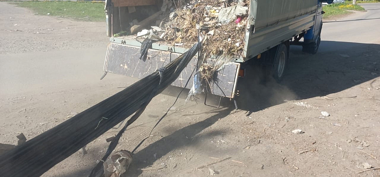 Поспешил сбежать: в Ярославле водителя фургона застали во время незаконного выброса мусора_272588