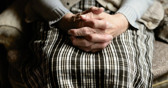 В Пошехонском районе женщина похитила крупную сумму денег у 89-летней пенсионерки