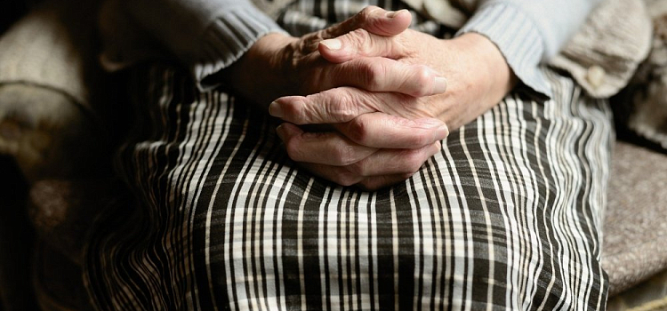 В Пошехонском районе женщина похитила крупную сумму денег у 89-летней пенсионерки