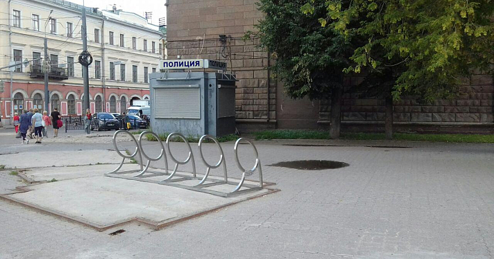 Фото дня. На Богоявленской площади Ярославля установили велопарковку_159173