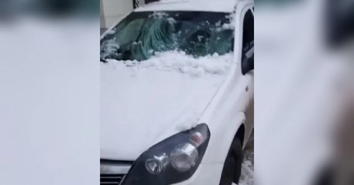 Лобовое вдребезги: в Ярославле снег с крыши упал на машину