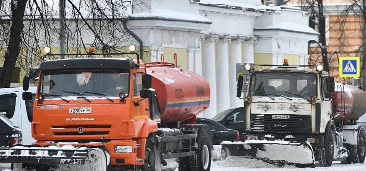 Дмитрий Миронов предложил чиновникам взять лопаты и показать подчиненным, как убирать город от снега