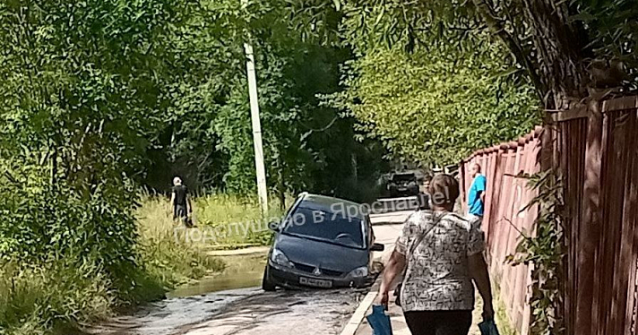 В Дзержинском районе Ярославля легковушка провалилась в яму на дороге