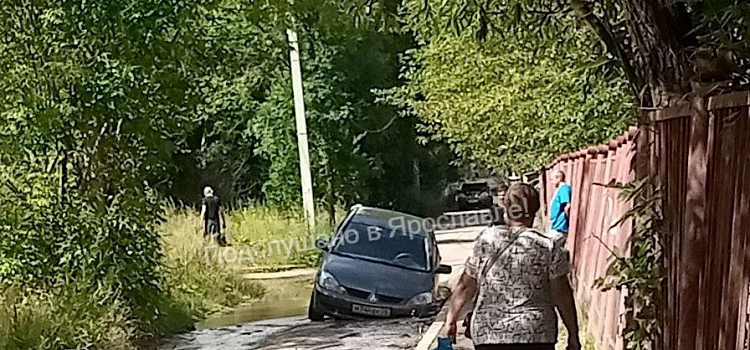 В Дзержинском районе Ярославля легковушка провалилась в яму на дороге