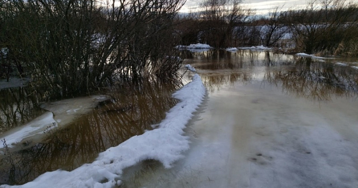 В Ярославской области талые воды подтопили участок дороги до деревни