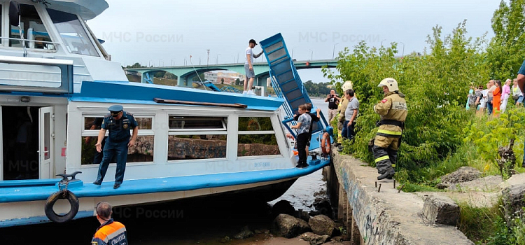В Ярославле возбуждено уголовное дело после столкновения теплохода с бетонным пирсом