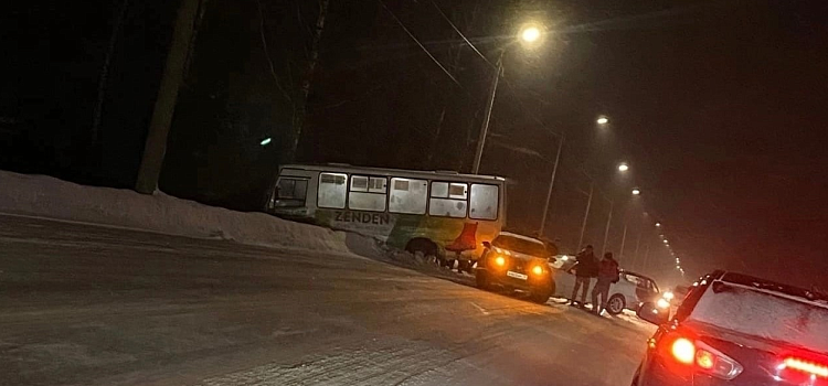 В Рыбинске автобус с пассажирами съехал в кювет_230732
