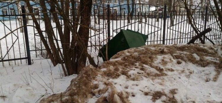 В Рыбинске задержали мужчин, которые постоянно переворачивали баки «Хартии»