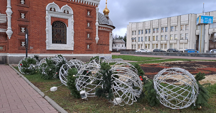 Начали с «Фаберже» и «Кружев»: Ярославль украшают к Новому году