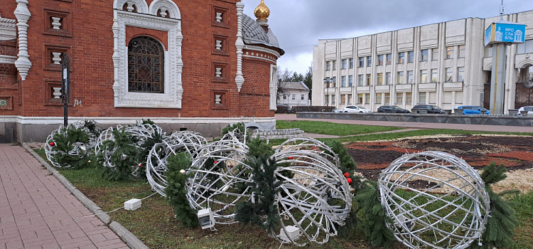 Начали с «Фаберже» и «Кружев»: Ярославль украшают к Новому году