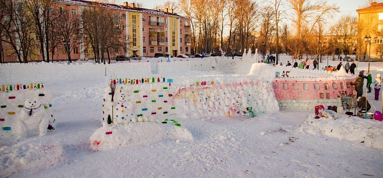 В Рыбинске построили самую большую снежную крепость в России _97754