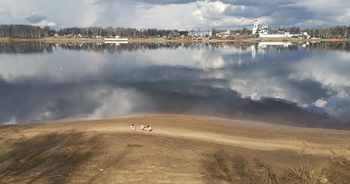 Фото дня. В Ярославле дети открыли купальный сезон