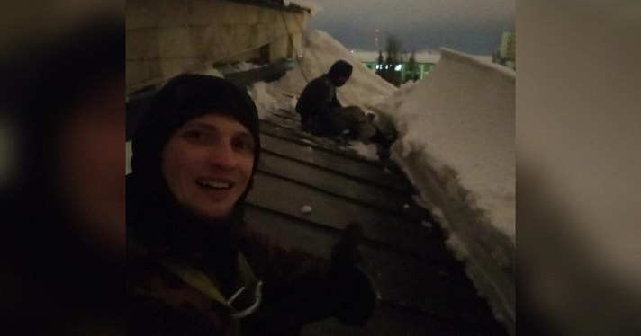 «По ночам расчищаем школы и детсады»: ярославец рассказал, как убирают снег с крыш в регионе