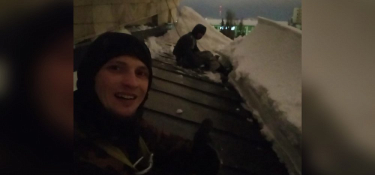 «По ночам расчищаем школы и детсады»: ярославец рассказал, как убирают снег с крыш в регионе
