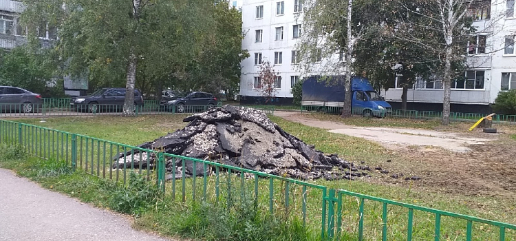 Там оказались трубы: стало известно, зачем в Ярославле срезали асфальт на новой площадке