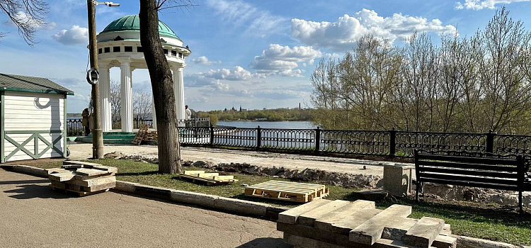 На Волжской набережной Ярославля начали укладывать новую плитку_238539
