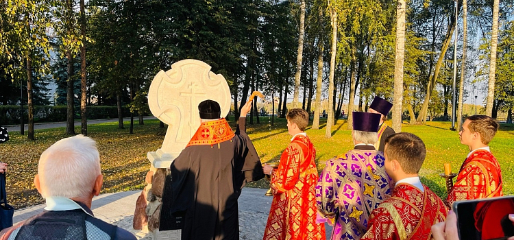 В Ярославле на валунах из фундамента Успенского собора установили поклонный крест_253205