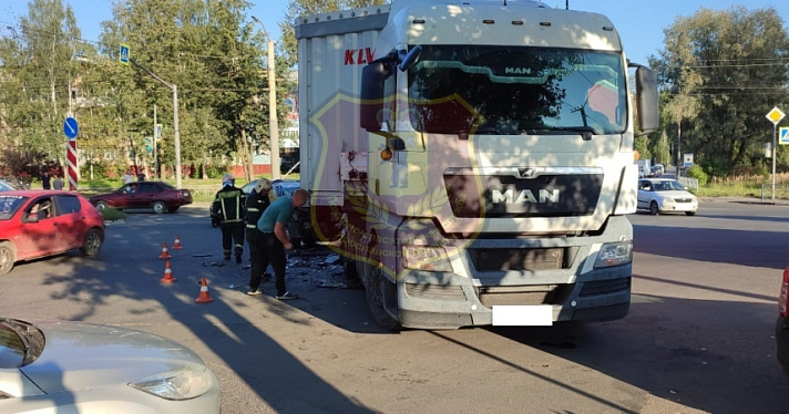 В Дзержинском районе Ярославля легковушка залетела под фуру