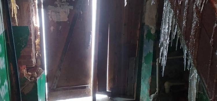 Сосульки в подъезде и трещины в стенах: жители Ростова показали, как живут в разрушающемся доме_228763