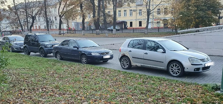 Стихийную парковку на бульваре в центре Ярославля проверят во время рейда