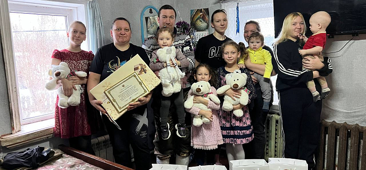 Семьи участников СВО и многодетные семьи из Ярославской области поблагодарили помощника президента РФ Дмитрия Миронова за новогоднюю акцию «Машина чудес»_289841