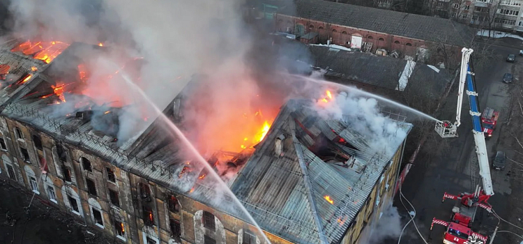 Десятки человек без жилья: пожар уничтожил бывшие склады Ярославской большой мануфактуры_313672